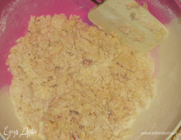 Соединить муку,йогурт,яйцо,сахар, разрыхлитель и всё перемешать.