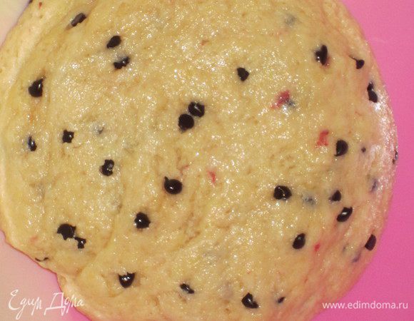 Ввести растительное масло и шоколадные капли, хорошо перемешать.Тесто поместить в холодильник на 15 минут.