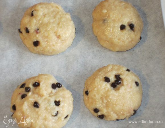 Сформировать небольшие шарики из теста,выложить на противень с пергаментом и слегка прижать.