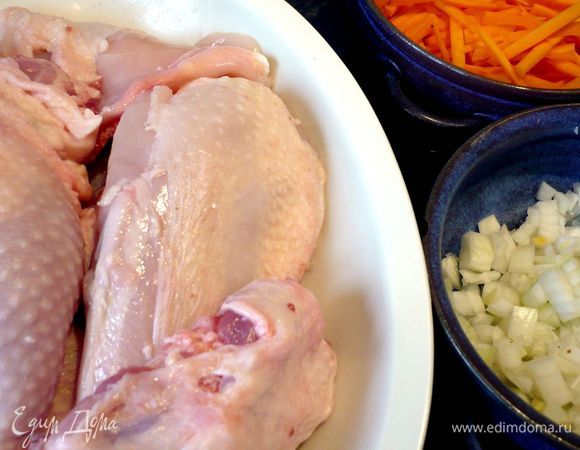 Курицу разделываем на порционные куски. Режем морковь брусочками, а лук — мелкими кубиками. 