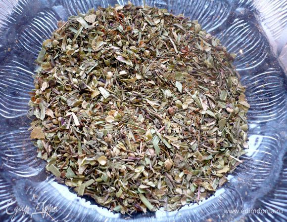 Смешиваем все приправы для хмели-сунели. 