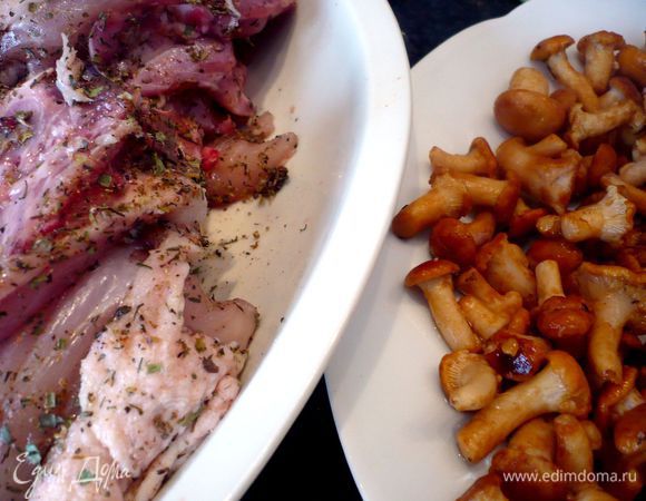 Курицу натираем перцем и солью, а также приправами. Лисички размораживаем.