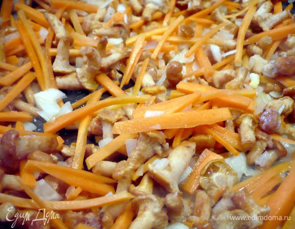 Духовку разогреваем до 180 градусов. Разогреваем на сковороде оливковое масло и обжариваем со всех сторон кусочки курицы. Убираем со сковороды курицу и обжариваем морковь, лук и лисички, добавляем курицу и перемешиваем, добавляем пиво, снова перемешиваем и снимаем с огня. 