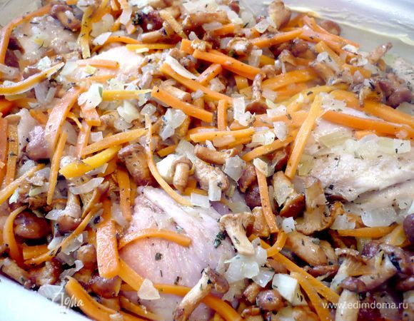 Перекладываем еще горячую курицу с овощами, грибами и пивом в форму для запекания, смазанную сливочным маслом. Накрываем фольгой и ставим в духовку на один час.