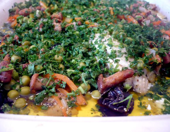 Наша курица готова! Подавать можно с любым любимым гарниром или просто с салатом. Усаживаем семью за стол и угощаемся!!!