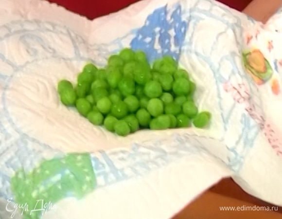 Зеленый горошек выложить в небольшую кастрюлю, залить кипятком и отваривать несколько минут, чтобы он разморозился, затем воду слить, а горошек промокнуть бумажным полотенцем.