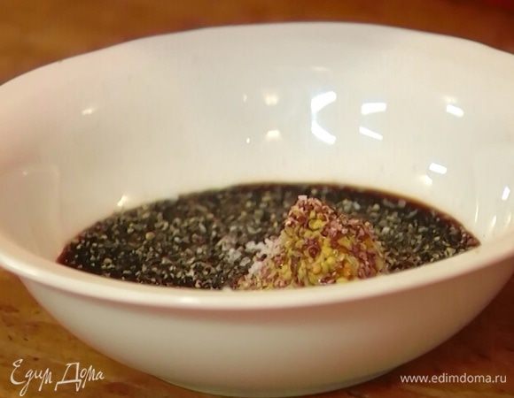 Приготовить заправку: наршараб соединить с оливковым маслом, горчицей и лимонным соком, посолить, поперчить и перемешать.