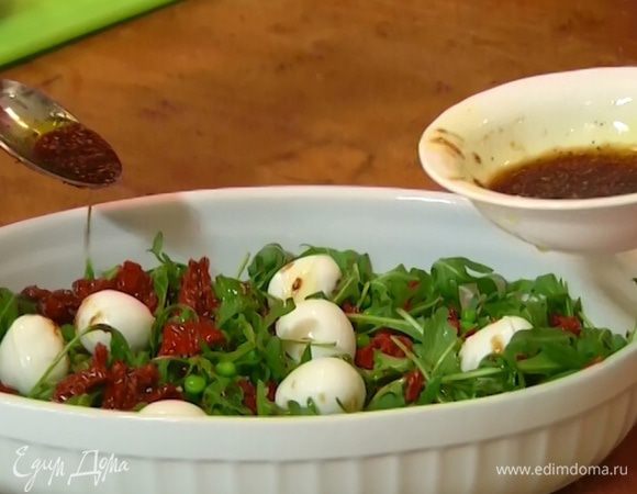 Полить салат заправкой и украсить листьями базилика.