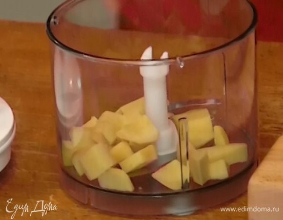 Имбирь почистить и нарезать кубиками.