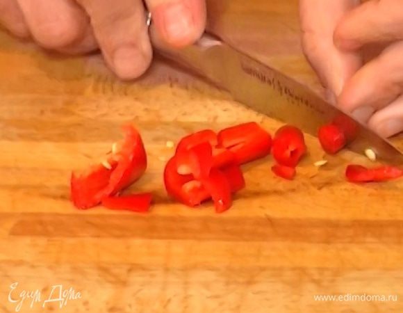 Чили мелко порезать.