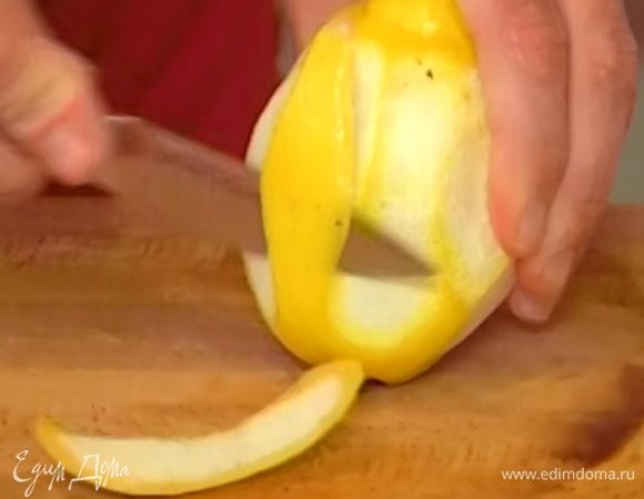 С половинки лимона срезать цедру и нарезать ее кусочками.