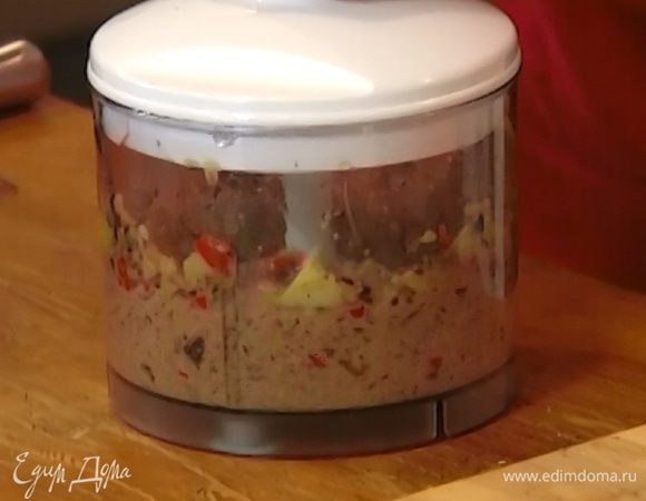 Приготовить заправку: имбирь, маслины, чеснок, нарезанный перец чили и лимонную цедру выложить в чашу блендера, влить оливковое масло, посолить, поперчить и измельчить.