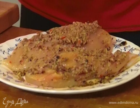 Куриные грудки натереть со всех сторон заправкой и оставить на некоторое время.