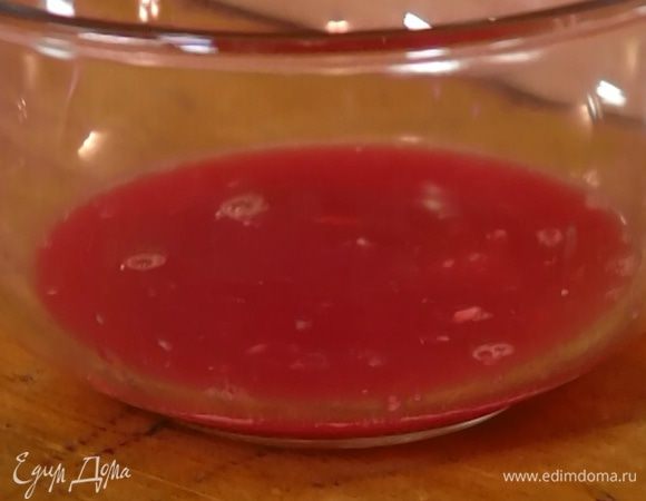 Из граната выжать 100 мл сока.