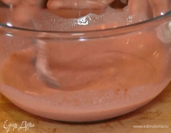 Приготовить маринад: гранатовый сок соединить с йогуртом, наршарабом, добавить пудру чили, кардамон, посолить и перемешать.