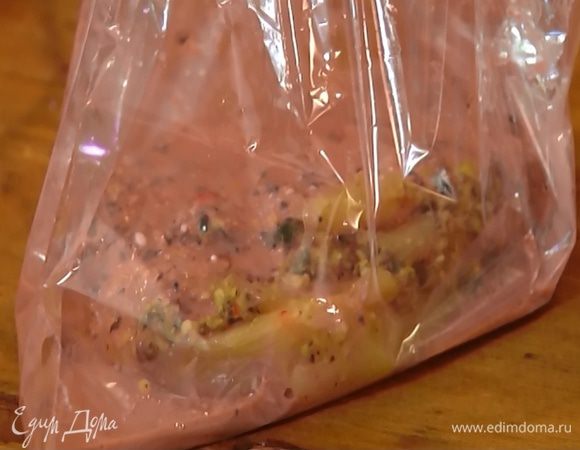 Каждую грудку поместить в рукав для запекания, влить в каждый рукав гранатовый маринад, скрепить сверху и отправить в разогретую духовку.