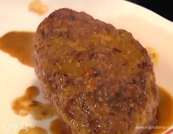 Запеченные грудки вынуть из рукавов и полить образовавшимся соусом.