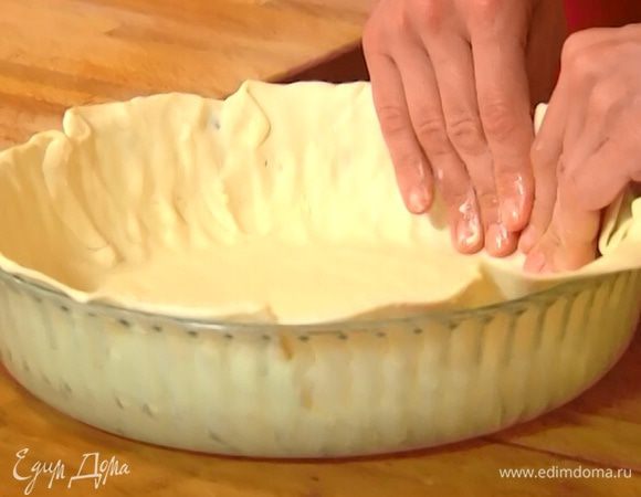 Круглую форму для выпечки смазать сливочным маслом и выложить тесто так, чтобы получились бортики.