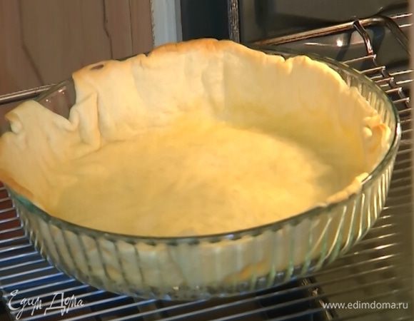 Через 15 минут фасоль убрать и выпекать корж еще 5 минут.