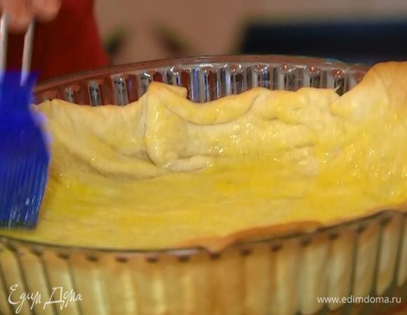 Яйцо слегка взбить, смазать им пропеченный корж и отправить в духовку еще на 5 минут.