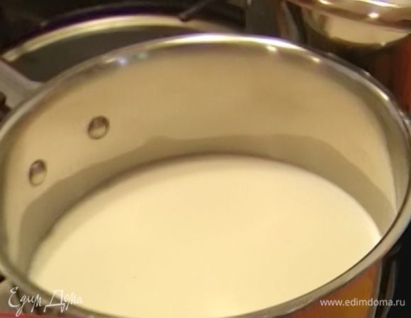 Приготовить крем: 1/4 стакана сахара высыпать в небольшую кастрюлю, влить молоко и довести до кипения.