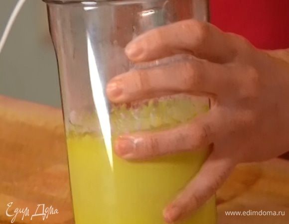 Оставшийся сахар соединить с желтками и крахмалом, добавить ванильный экстракт и взбить миксером в пышную светлую массу.