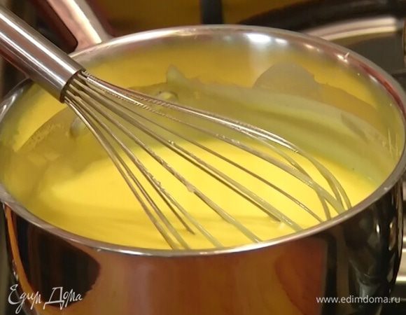 Непрерывно помешивая, тонкой струйкой влить горячее молоко с сахаром, а затем вернуть все обратно в кастрюлю, где молоко подогревалось. Не переставая помешивать, прогревать на небольшом огне, пока крем не загустеет.