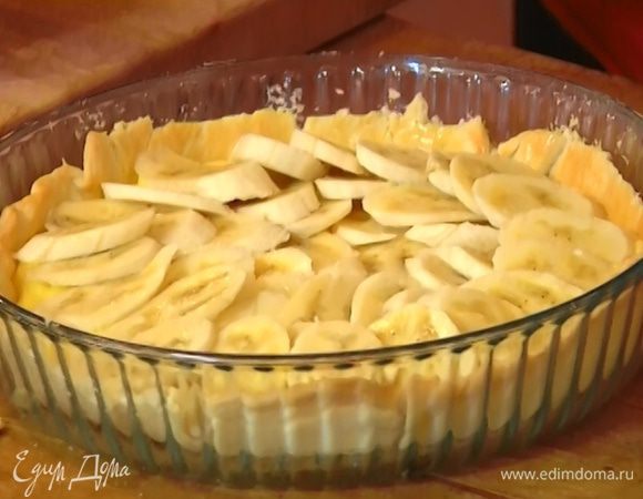 Остывший корж покрыть кремом, сверху выложить внахлест банановые ломтики, посыпать 1 ч. ложкой сахарной пудры и отправить ненадолго под гриль.