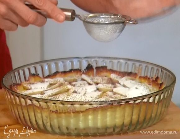 Присыпать клафути оставшейся сахарной пудрой.