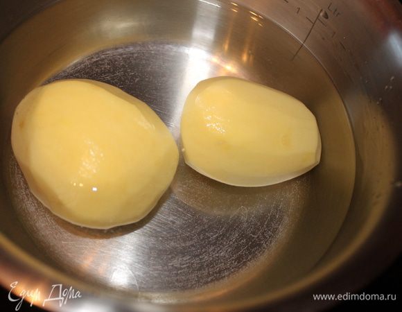 Берем 2 картошки средних размеров...чистим и варим целиком..