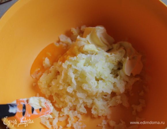 даем остыть и трем на терке, добавляем маргарин, желток, соль и муку ..замешиваем тесто