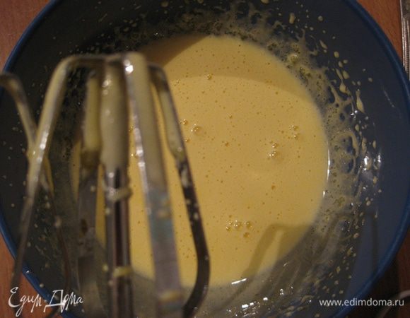 Для начала желтки взбейте с тремя столовыми ложками сахара (75 г) в светлую пену .