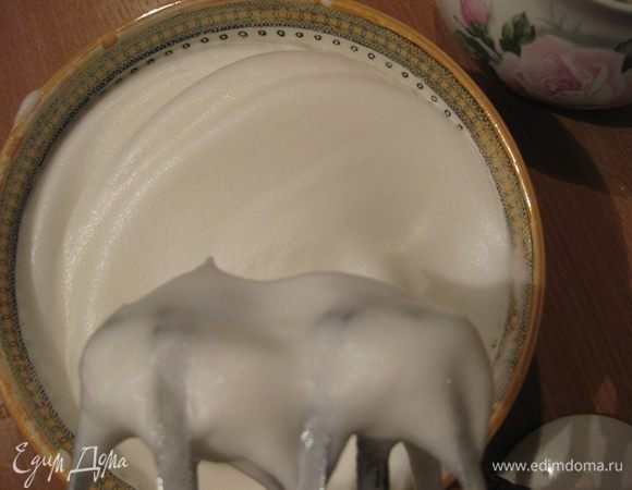 Белки взбивайте до плотности, затем добавьте столовую ложку (25 г) сахара и повзбивайте еще пару минут. Смешайте аккуратно обе массы, двигая ложку снизу вверх от краев к середине.