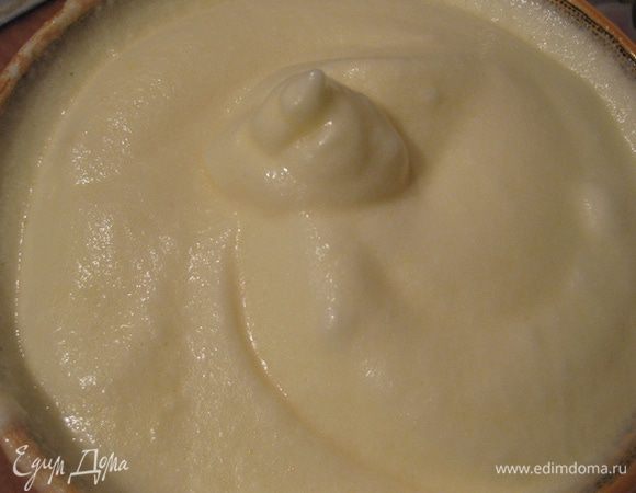 Добавьте просеянную муку и аккуратно перемешайте.
