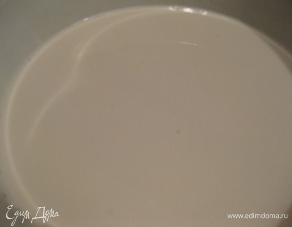 Тем временем готовим сироп. В сливки добавить сахар и подогреть пока сахар полностью не растворится, сливки не должны быть сильно горячими. Когда сахар полностью растворится влить кокосовое молоко и оставить остывать.