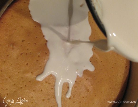 Готовый бисквит достаём из духовки, делаем в нём много отверстий вилкой или зубочисткой и выливаем пока он горячий сироп.