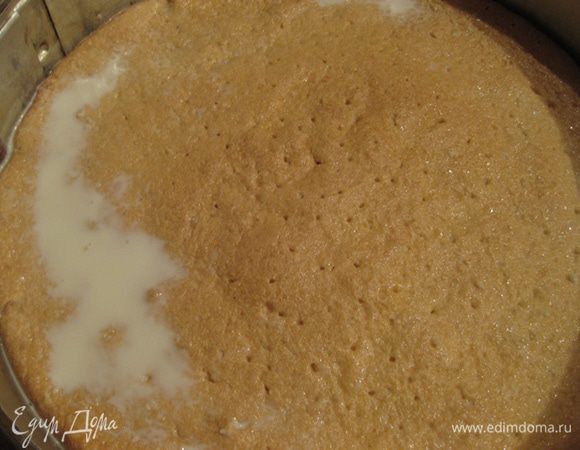 У меня сироп полностью впитался буквально за пару минут!!!
Накрыть бисквит пленкой и убрать на 8 часов.
