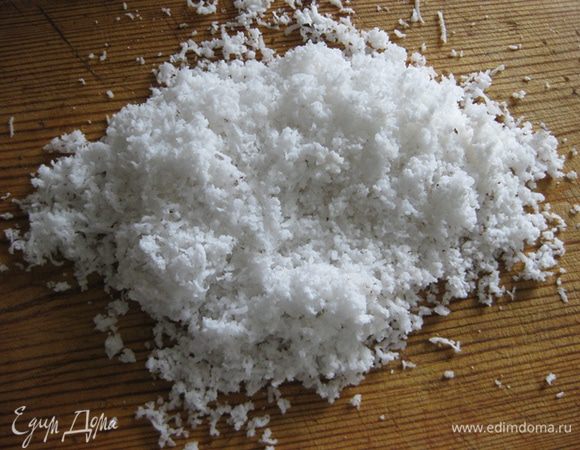 Для верхнего слоя мякоть кокоса натереть на мелкой терке,а белок взбить до устойчивых пиков и добавить в него сахар и взбить до плотности и блеска.