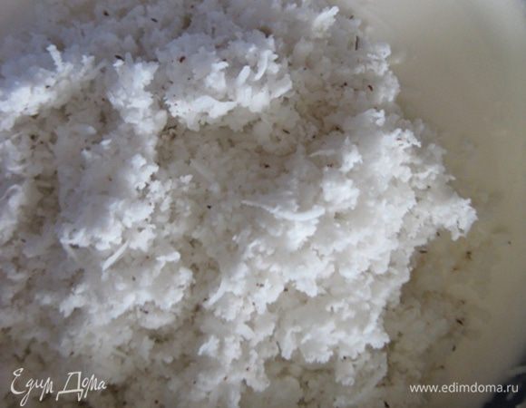 Смешать кокосовую стружку и белок, аккуратно перемешать и намазать получившейся смесью бисквит. Подрумять в духовке под грилем пару минут.