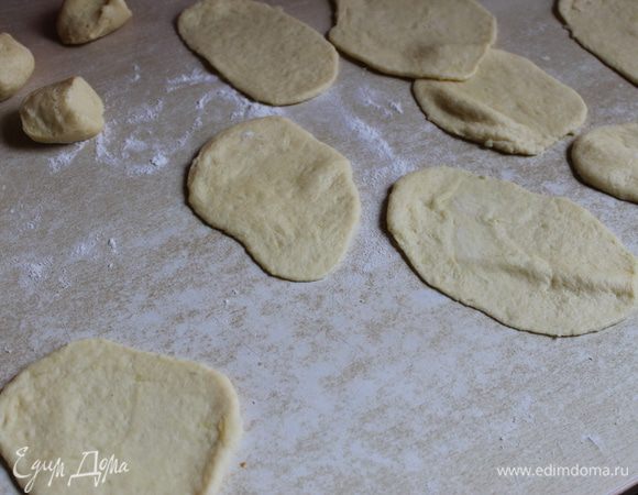 раскатываем наши кусочки тонко ..