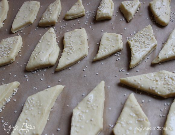 смажем белком и посыпем маком, солью или как у меня кунжут..Ставим в духовку на 20 минут, при 190 гр., главное не пережарить...