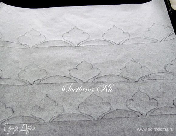 Нарисовать узор на бумаге для выпечки, перевернуть ее, нарисованной стороной вниз. Выложить на противень.