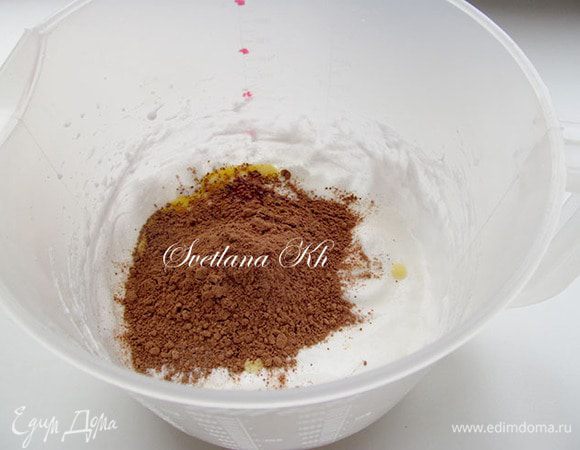 Приготовить рисовальную массу. Для этого взбить белок с сахаром. Добавить мягкое сливочное масло и просеять муку с какао. Советую муку добавлять постепенно, не сразу всю. Возможно, вам понадобится ее больше или меньше. Лучше, чтобы масса легко выдавливалась из корнетика и была жидковатой.Поэтому я разбавила ее молоком, как оказалось, сделала правильно. В интернете нашла рецепт запекаемой, рисовальной  массы, в ее состав входит молоко, так что, я угадала интуитивно.