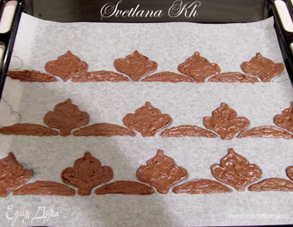  Готовую массу поместить в пергаментный корнет, срезать кончик.  Для выпечки я использовала обычный противень от своей духовки. Нанести рисунок тестом на пергамент, закрасив и выровняв серединку. Поместить рисунок в прогретую до 180 г духовку на 1-2 минуты. У меня получилось 3 минуты, этого оказалось многовато. Потом рисунок  кое-где потрескался при сворачивании уже готового рулета.