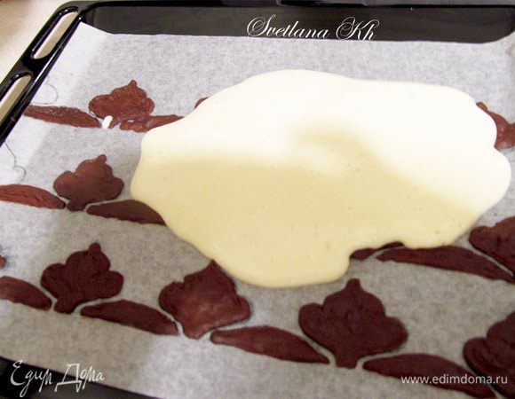 Тесто вылить на противень с запеченной рисовальной массой. Разровнять и несколько раз постучать по твердой поверхности для равномерного распределения теста. Выпекать 10 минут при 170 гр. до золотистого цвета.