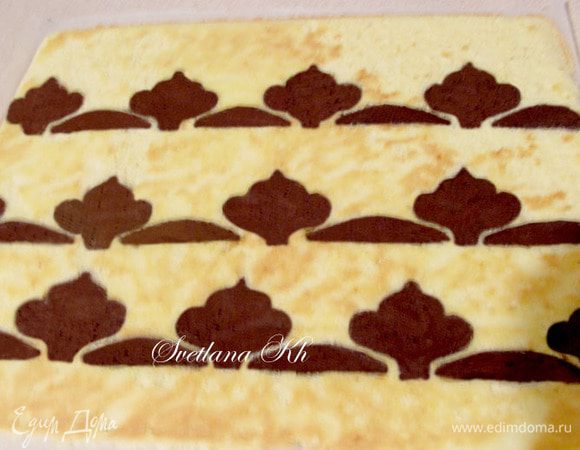  Испеченный плат теста перевернуть на чистый пергамент  рисунком вверх и аккуратно снять бумагу. 