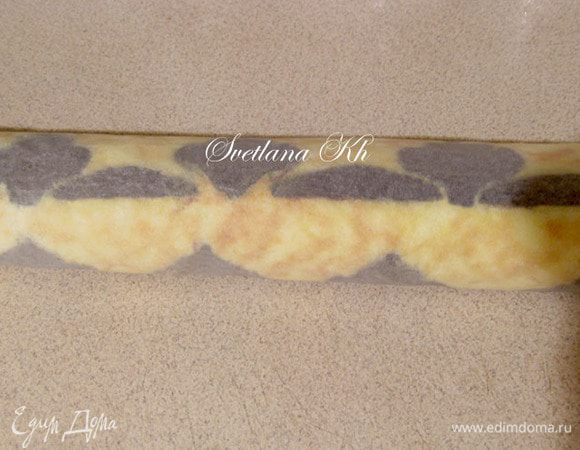 Свернуть рулет с помощью пергамента и оставить его до полного остывания. Очень податливое, мягкое  тесто, легко сворачивается.