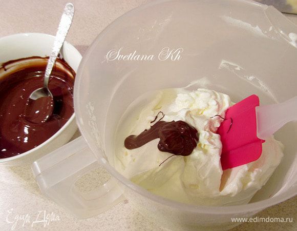 Для крема сливки взбить, а плитку шоколада растопить в микроволновке. Постепенно подмешать мягкий шоколад  ко взбитым сливкам и размешать до однородности.