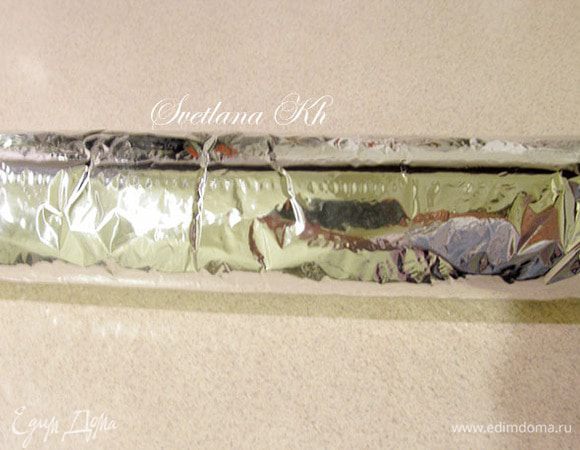 Рулет положить на фольгу, плотно закрыть и выставить на холод. У меня ночь стоял в холодильнике. Утром нарезать и наслаждаться нежным шоколадным вкусом....