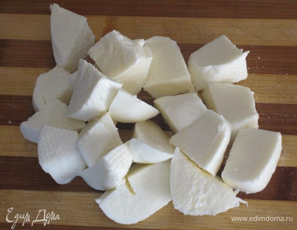 Моцареллу откинуть на дуршлаг на 2-3 часа.Нарезать кубиками.